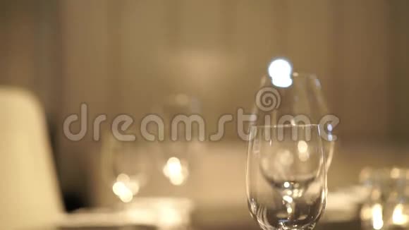 桌子设置餐厅餐厅内白桌子上的空眼镜视频的预览图