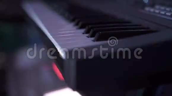 有选择地用激光聚焦和点亮叉式琴键视频的预览图