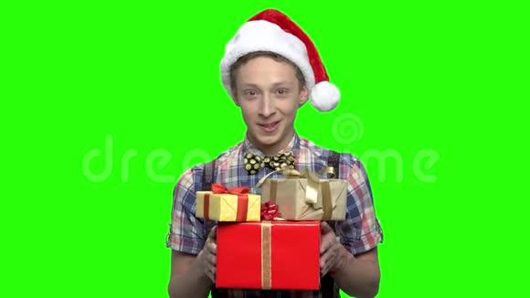 带着圣诞礼物盒的少年男孩视频的预览图