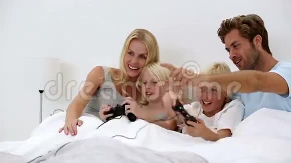 父母看孩子玩电子游戏视频的预览图