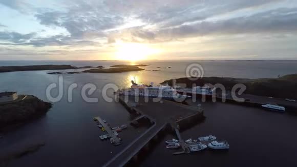 日落时分飞过海湾视频的预览图