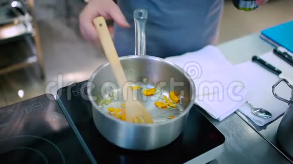 厨师在炉子上准备蔬菜视频的预览图