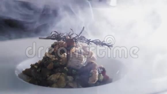原装餐具土耳其沙拉和白色盘子上蒸迷迭香视频的预览图