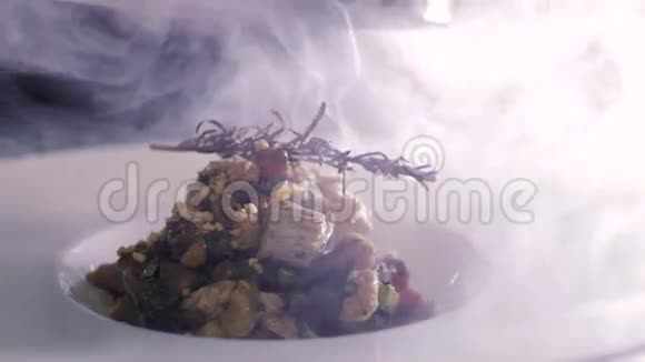 原装餐具土耳其沙拉和白色盘子上蒸迷迭香视频的预览图