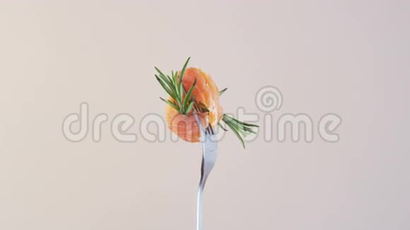 在杏仁背景上用鲑鱼和迷迭香旋转叉子视频的预览图
