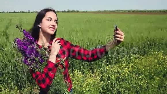 年轻的女人深色头发带着一束野花自拍视频的预览图