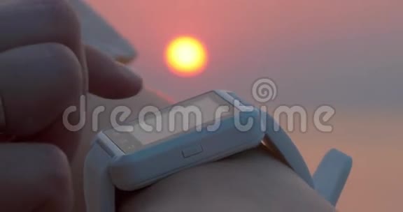 在日落时使用智能手表视频的预览图