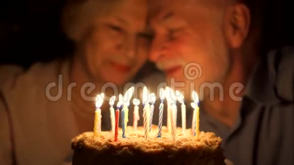 喜欢在晚上在家里用蛋糕庆祝结婚周年吹灭蜡烛视频的预览图