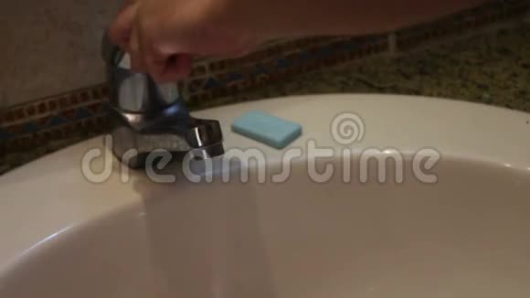 女人用肥皂在水槽上洗手视频的预览图