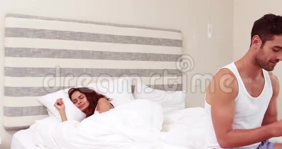 在女朋友睡觉的时候给男人发短信视频的预览图