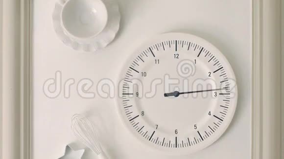 定时倾斜的厨房手表挂钟视频的预览图