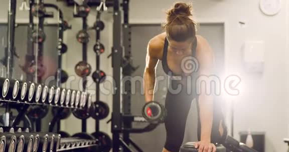 健身妇女训练拿铁和健身健身房举重视频的预览图