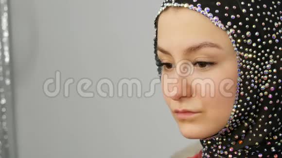 年轻的女孩模特在工作室里有漂亮的棕色眼睛高级时装化妆师的专业化妆视频的预览图