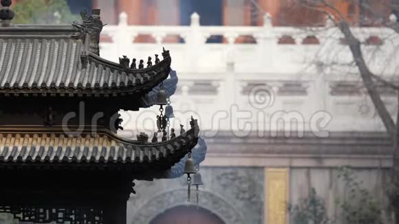 上海静安寺建筑屋檐上的不朽与野兽帝王黄色屋顶装饰风铃视频的预览图