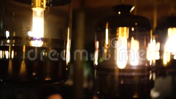 在一家环境优美的时髦咖啡馆里喝杯热咖啡时从美丽的灯具中散发出温暖的灯光视频的预览图