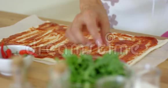 做意大利传统披萨的女人视频的预览图
