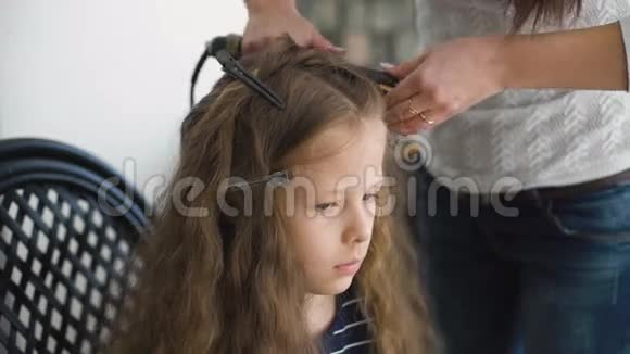 妈妈为一个悲伤的小女孩做发型视频的预览图