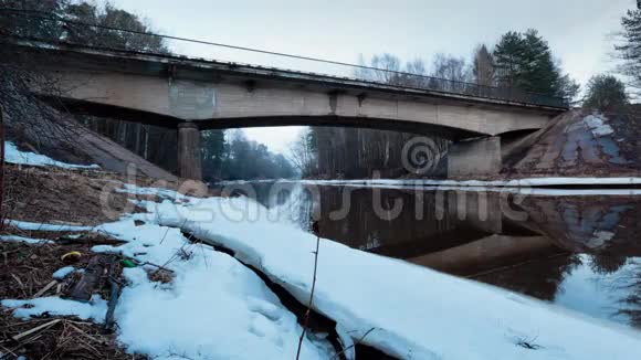 桥在初春的时候还没有雪融化延时录像视频的预览图