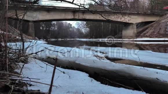 桥在初春的时候还没有雪融化延时录像视频的预览图