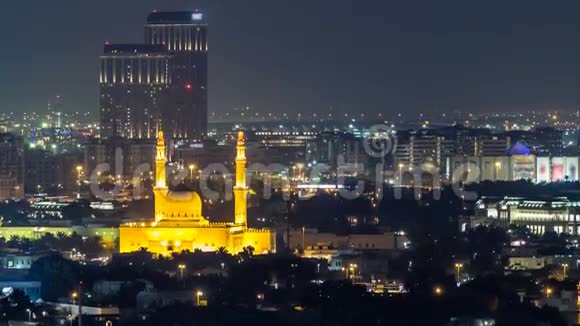 迪拜天际线与朱美拉清真寺照明在夜间时间推移阿拉伯联合酋长国迪拜视频的预览图