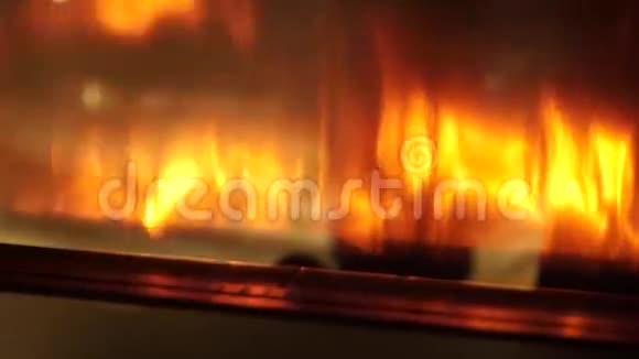 燃烧木炭烧烤与五颜六色的火焰视频的预览图