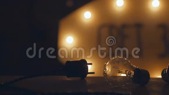 复古白炽灯泡和插头电动复古花环视频的预览图