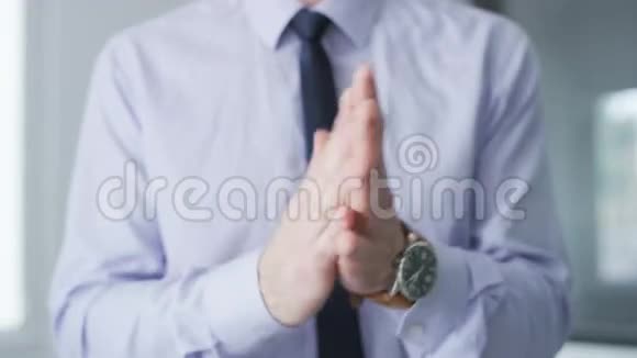 穿着的商人用手做手势视频的预览图