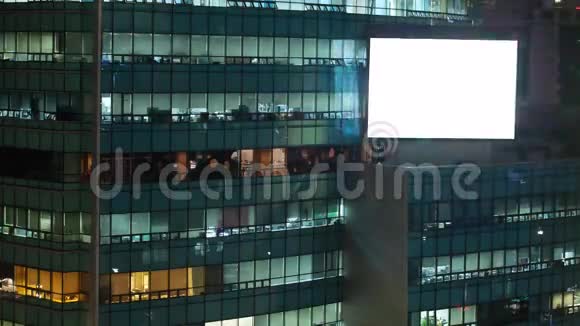 办公大楼的时间推移和夜间空白广告屏幕韩国首尔视频的预览图