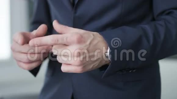 穿着衣服的商人玩他的手和检查时间在他的手表视频的预览图