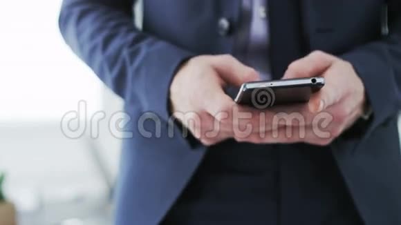 商人在他的手机上写短信视频的预览图