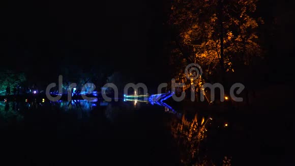 在夜晚的灯光节中人们对湖水的倒影形成了轮廓4K视频的预览图