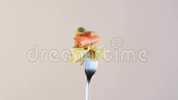 在杏仁背景上用鲑鱼和奶酪旋转叉子视频的预览图