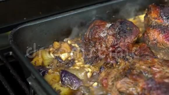 厨师在烧烤架上煮烤猪肉烧烤烧烤食物视频的预览图