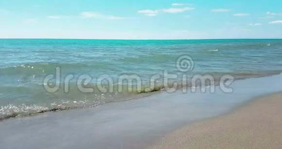 带金色沙滩的热带加勒比海在蓝天下度假放松和旅行视频的预览图