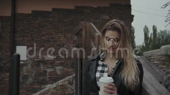在户外喝咖啡的漂亮女人美丽的女孩享受她的早晨视频的预览图