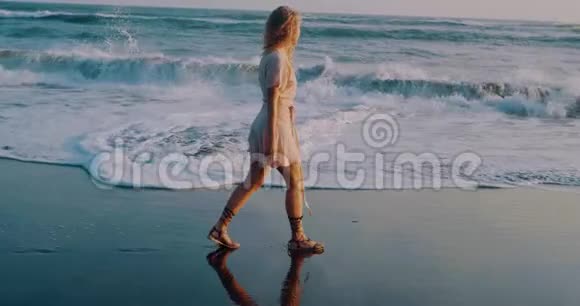 穿着漂亮的女孩在沙滩上放松视频的预览图