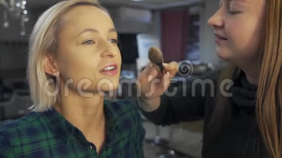 专业化妆师工作刷手特写美容时尚行业化妆品后台专业化妆视频的预览图