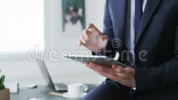 商人一边用平板电脑一边开车一边喝咖啡视频的预览图