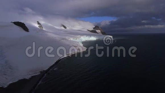 海洋海岸冰川的空中景色安德列夫视频的预览图