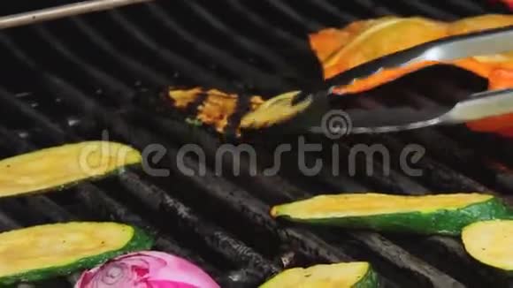 用特写镜头在烤架上煮蔬菜西葫芦胡椒洋葱视频的预览图