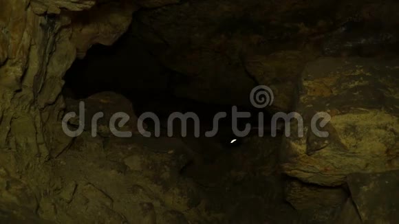 地下研究人员在地下隧道中攀爬穿过狭窄的狭缝视频的预览图