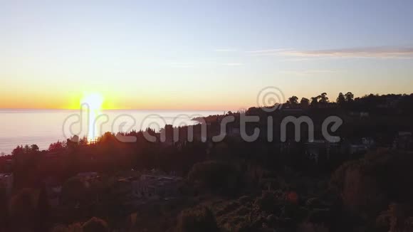 鸟瞰树木景观山从山顶日落时间剪辑山城的俯视图视频的预览图