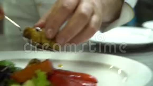 厨房餐厅做饭厨师把烤菜放在盘子里视频的预览图