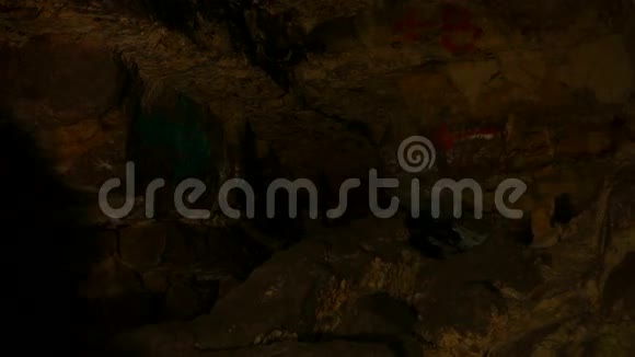 地下研究人员在地下隧道中攀爬照明灯具新地方视频的预览图