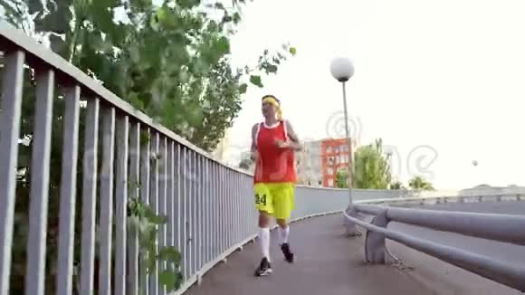 穿运动服的滑稽瘦子慢跑视频的预览图