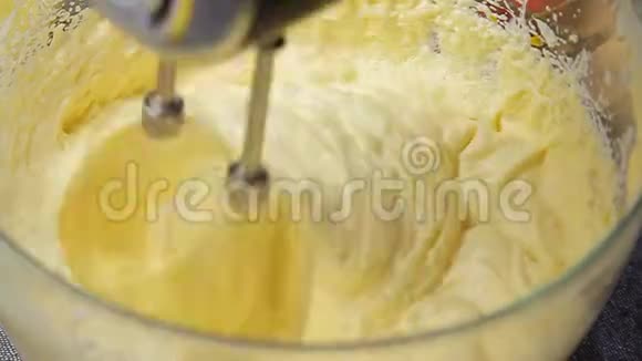 烹饪和制作奶油视频的预览图