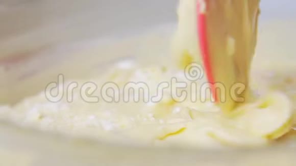 烹饪和制作奶油视频的预览图