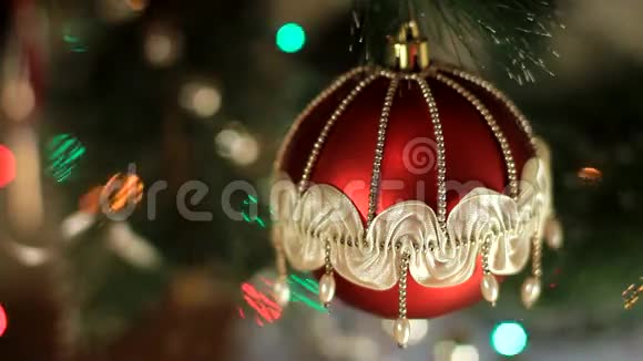 圣诞节和新年装饰圣诞树上的红色圣诞球视频的预览图
