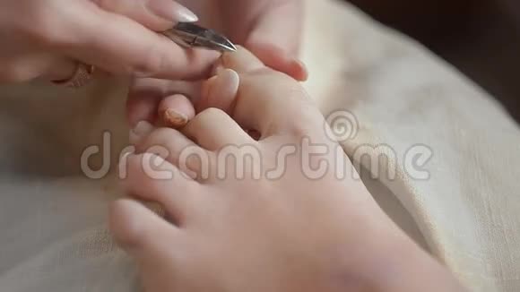 女人在沙龙里修脚视频的预览图