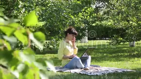 女自由职业者在露天工作视频的预览图